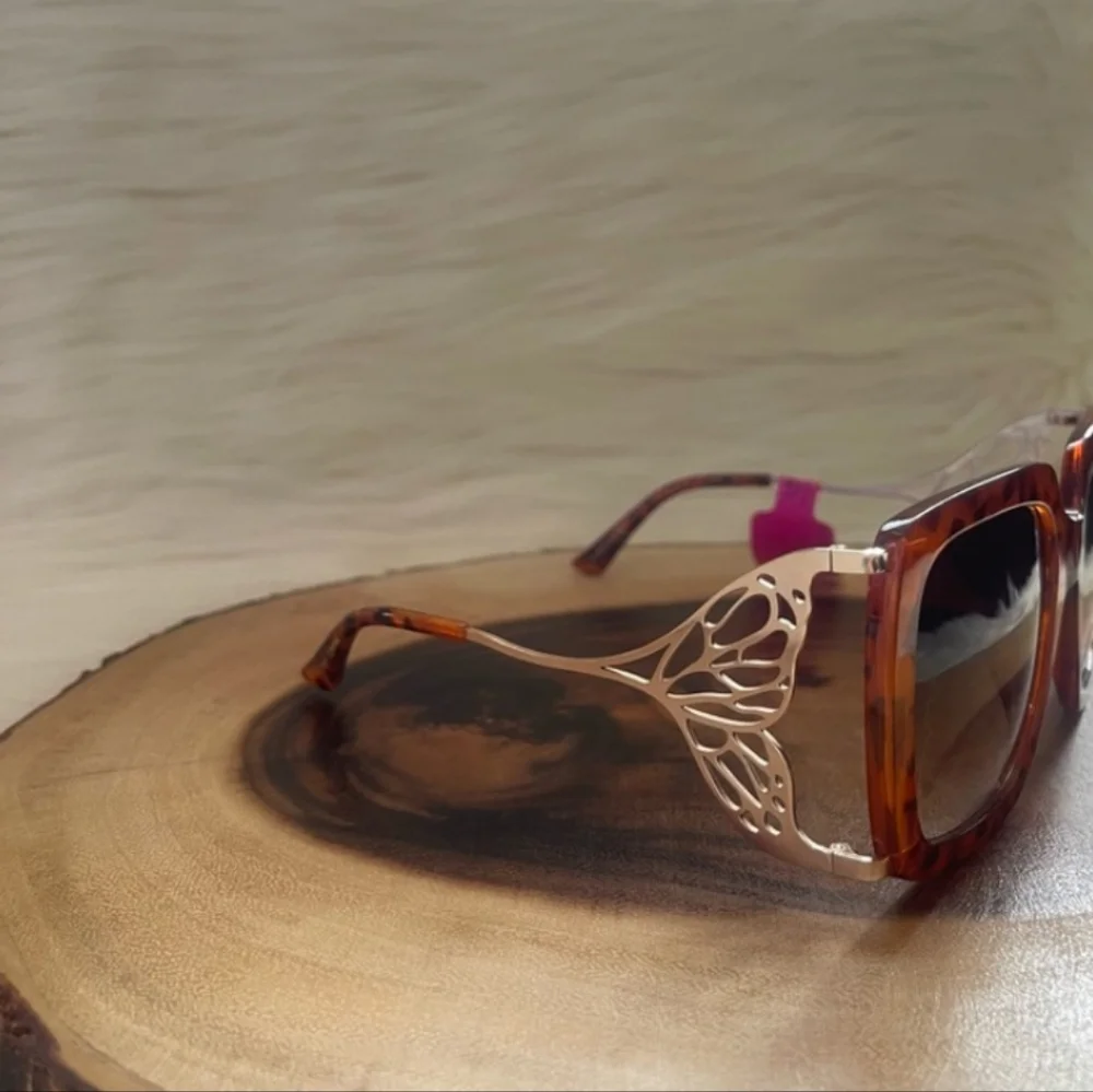 🔥 Betsey Johnson Tortoise Shell Sunglasses - Picture 3 of 7